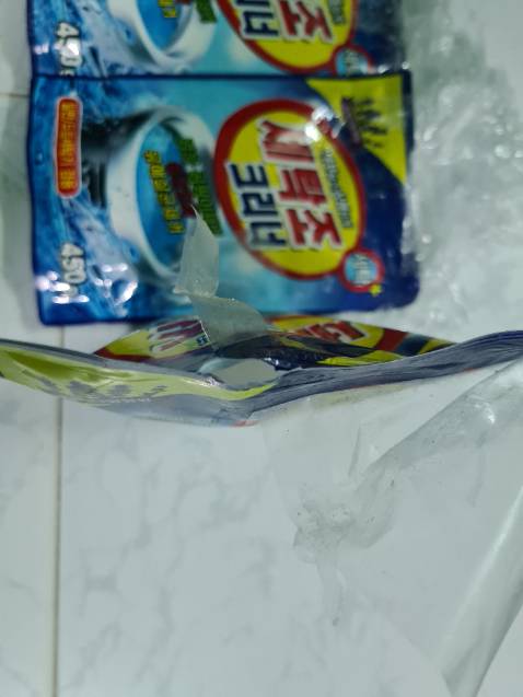 MONG TIKI XOÁ GIAN HÀNG NÀY! KINH DOANH *** THẾ NÀY LÀM MẤT UY TÍN TIKI HẾT!!! LÚC NHẬN HÀNG ĐỒNG KIỂM VỚI SHIPPER MỞ HỘP KIỂM TRA ĐỦ SỐ LƯỢNG HÀNG THÌ NHẬN. SAU ĐÓ MỞ TÚI NILON RA THẤY 3 GÓI VỆ SINH LỒNG MÁY GIẶT ĐỀU BỊ RÁCH VÀ NHÀ BÁN CÓ TÂM LẤY KEO DÁN LẠI RỒI MANG ĐI BÁN!!!