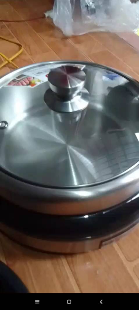 Mình mua tặng mẹ. Mẹ khen nồi rất đẹp, dễ sử dụng. Bên trong chắc chắn. Quan trọng là nồi to, dung tích thực. Vừa 5 người ăn. Lúc đầu mẹ không biết cắm điện vô nó xì khói mẹ sợ. Sau đó anh giao hàng hướng dẫn nên mẹ biết nấu rồi. Cảm ơn shop. Cảm ơn tiki.