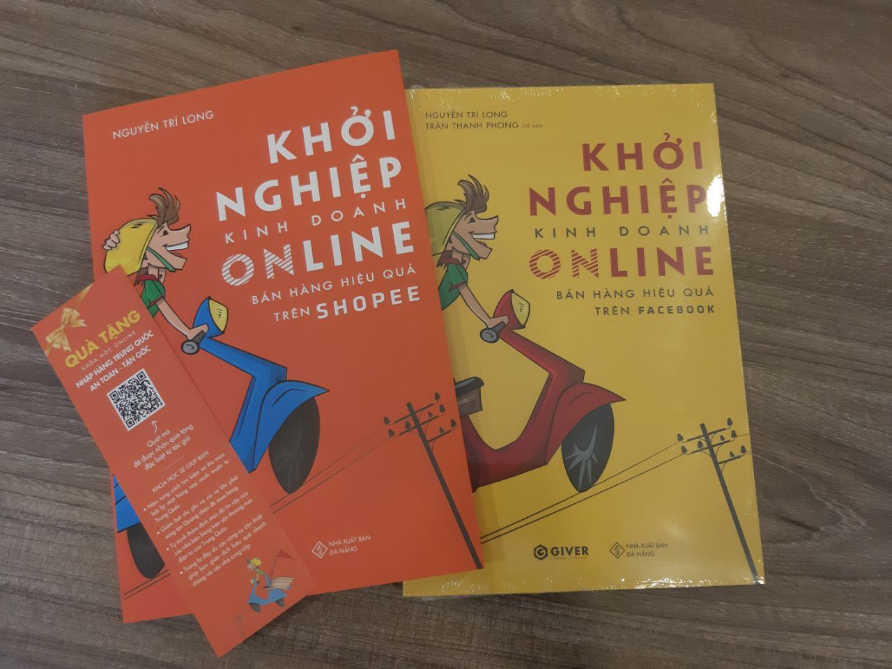 Đang lên TIKI tìm mua sách về sàn thương mại điện từ thì gặp ngay cuốn này. Cảm ơn GIVER Book thật nhiều luôn.  
Sách nói về việc bán hàng online trên *** và ***, có lẽ vì  đây là 2 nơi hiện tại dễ bán online nhất. Sách viết khá chi tiết và phù hợp cho người mới như mình