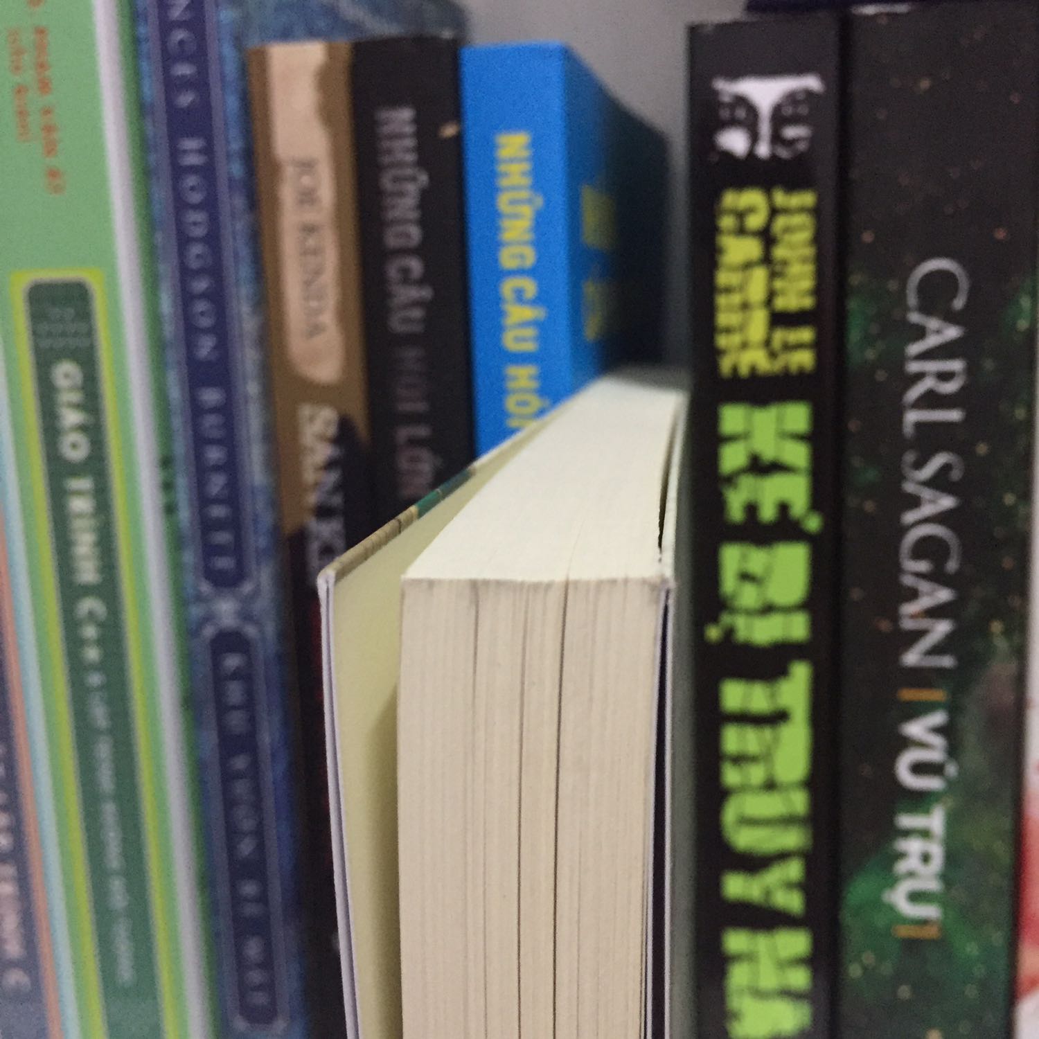 Mình đã mua hàng tại Tiki khá lâu rồi, từ khoảng 2015 đến 2016, và hiện tại thì mình đang thật sự thất vọng và chán nản với cách làm việc của Tiki :) Sách được giao đến mình cũ và bẩn đến mức không thể nào tưởng tượng được nhưng mình cũng xin phép không đổi trả hàng :> vì khoảng vào ngày 24/10 đến 28/10 mình có 2 đơn hàng được Tiki bảo là đổi sách mới cho mình nhưng đến tận ngày hôm nay thì vẫn chưa hề thấy, nói chung thì cách làm việc và chất lượng sản phẩm của Tiki đã thay đổi quá nhiều rồi ^^