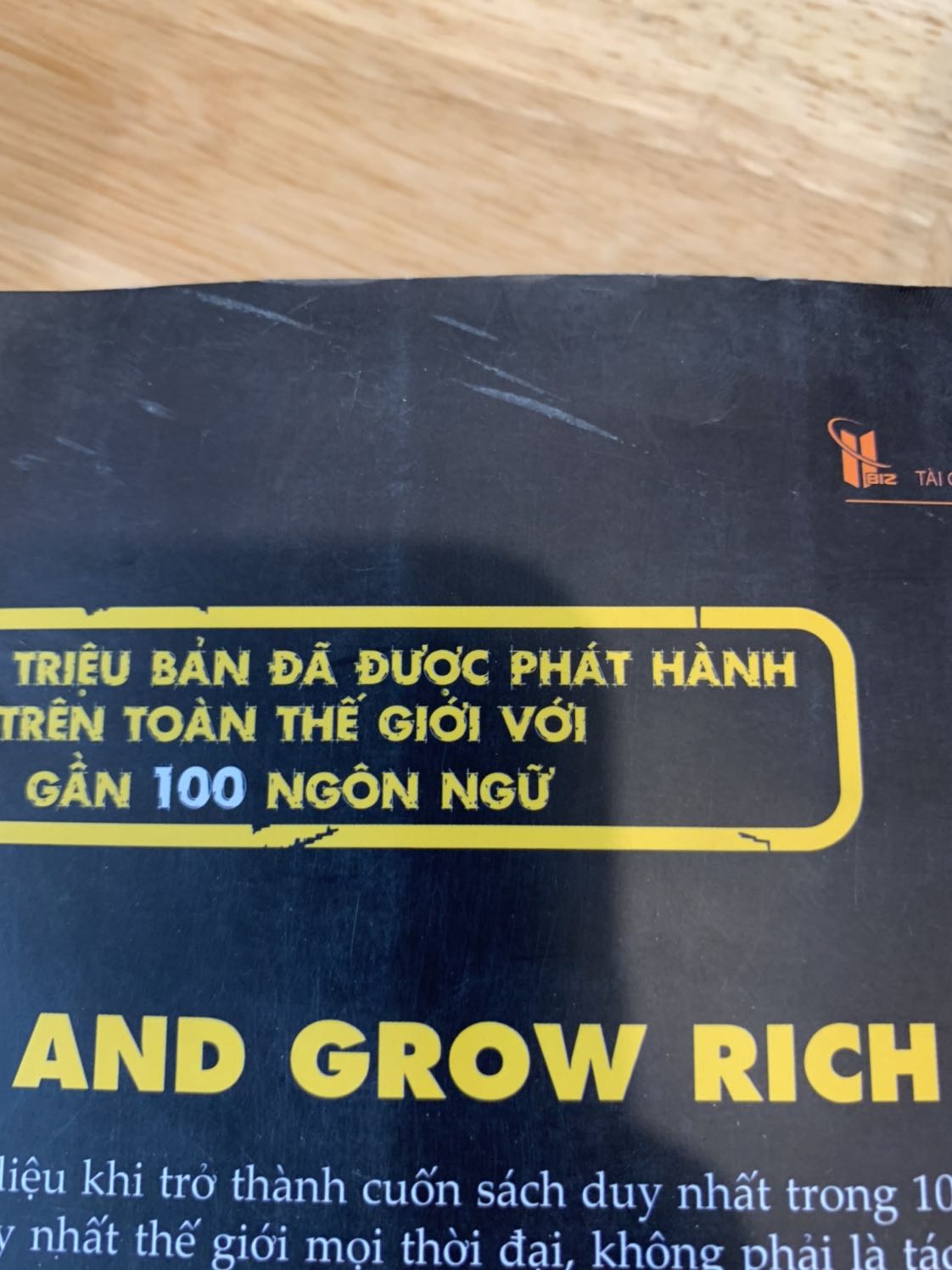 Đợt này Tiki giao sách cho mình chất lượng không được tốt lắm, bìa trước sách có 1 vệt dính khô ngay chữ “And”, tổng thể bìa rất xấu. Thêm nữa mình mua dịch vụ Bookcare nhưng bao bì cũng bị rách. Đề nghị Tiki đổi cho mình cuốn khác nhé. Cám ơn