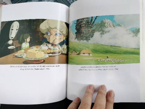 Khổ sách nhỏ hơn mình nghĩ, xoè cả bàn tay là ôm trọn. Còn lại thì tốt tốt, ngoài hình đen trắng ở từng chương (về các bộ phim dấu mốc của Miyazaki), thì còn có một tập hợp ảnh màu ở giữa sách~ bạn nào mê Ghibli hay muốn đi vào vào thế giới phim của Ghibli thì nên mua cuốn này nhen.