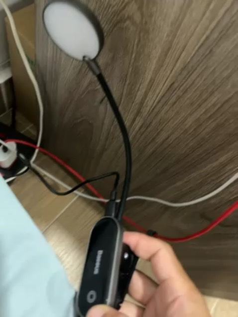 Mẫu mã, đóng gói rất ok. Mỗi tội đèn không sáng. Mình sạc điện nãy giờ cũng không thấy lên. Thân đèn (gần chỗ sạc) cũng không thấy tín hiệu gì là vào điện cả. Cảm giác thất vọng với mua hàng tiki lần này!