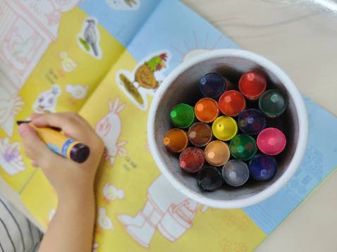 Màu to, bé nhà mình rất thích. Ko phải sáp dầu, khó gãy. Hộp đựng gọn gàng.