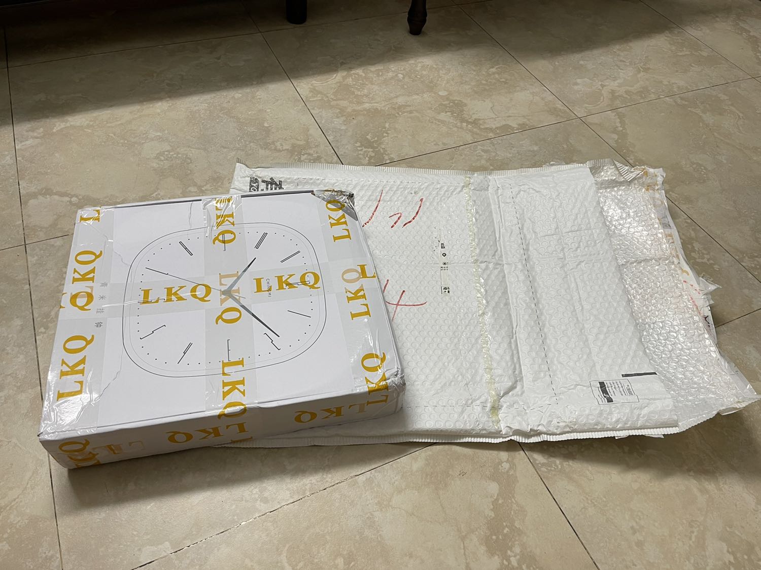 Đặt hàng 26/4/2022, giao hàng 23/5/2022. Hơi chậm và bao bì bị biến dạng. May mắn là sản phẩm bên trong không sao