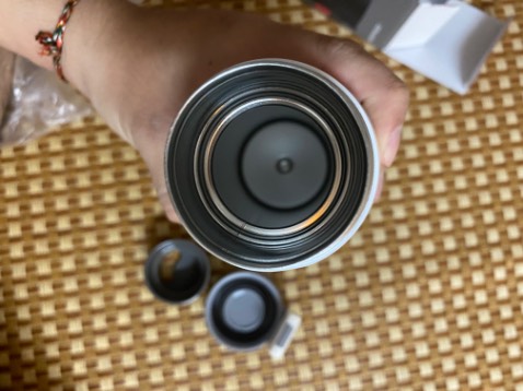 Sản phẩm đẹp, chắc tay. Nắp đậy chắc chắn không bị đổ nước ra ngoài. Bỏ vùa balo, nhẹ nhàng. Đáng để mua nè