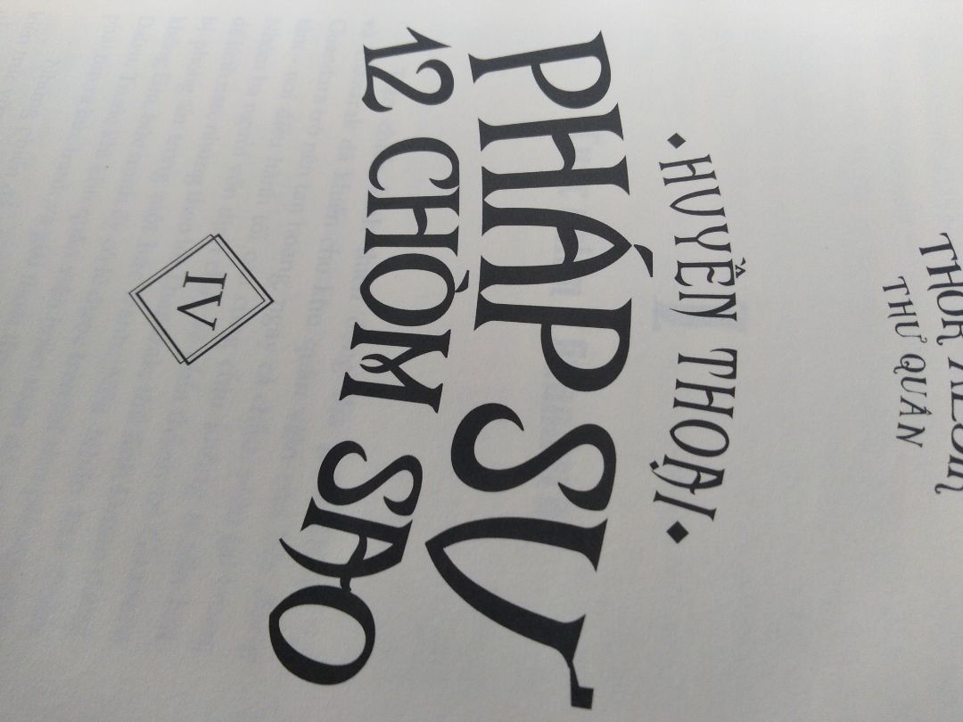 Vừa mở box thì thấy như vầy:
Chữ rõ nhưng lại bị như vầy ở phần gáy sách, keo quá nhiều ??? Mất thẩm mỹ