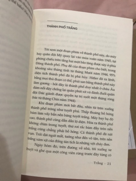 Sách đẹp lắm. Giấy rất dày và mực chữ in đậm. Đúng là sách Nhã Nam in luôn đẹp. Giao hàng nhanh