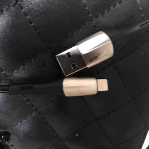 Mẫu mã không chê vào đâu được. mình  sạc chung với củ sạc baseus bao nhanh, 2 đầu sạc bằng hợp kim rất cứng cáp. oke về giá. Đóng gói đẹp, Tiki giao hàng nhanh