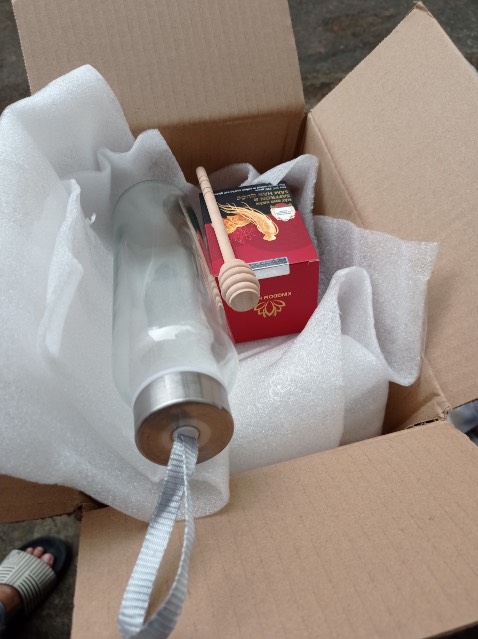 sản phẩm nguyên vẹn rất ok, giao hàng đóng gói cẩn thận, giao nhanh, vị dễ uống, mật ong vị ngọt nhẹ chứ không gắt, mùi sâm thơm cực, que lấy mật bằng gỗ đảm bảo chất lượng sp