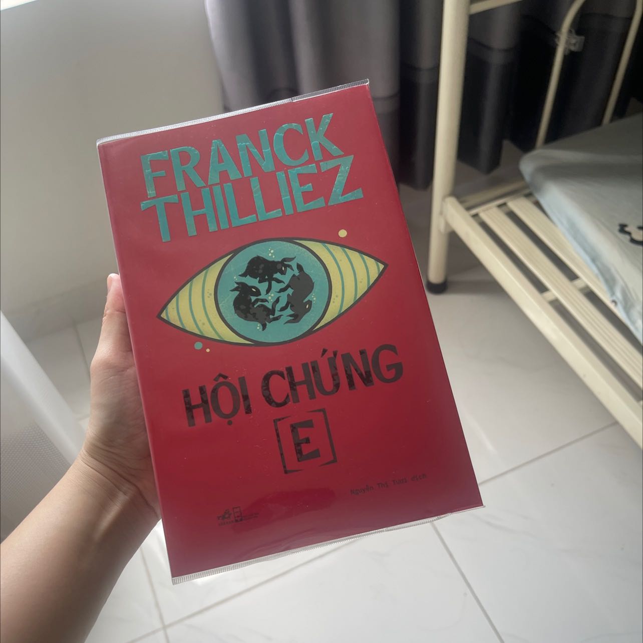 Bạn nào thích vụ án dạng rất nhiều bên liên quan, không phải kiểu có 1 người là thám tử, nhân vật trung tâm ra giải quyết vụ án là xong, mà cuốn này các bên liên quan phải hợp tác vs nhau, kiểu quy mô rộng, cả đội cả đoàn thì cuốn này sẽ ok
Mình đọc thấy cũng không quá plot twist nhưng cốt truyện hay, đọc rất cuốn và tò mò