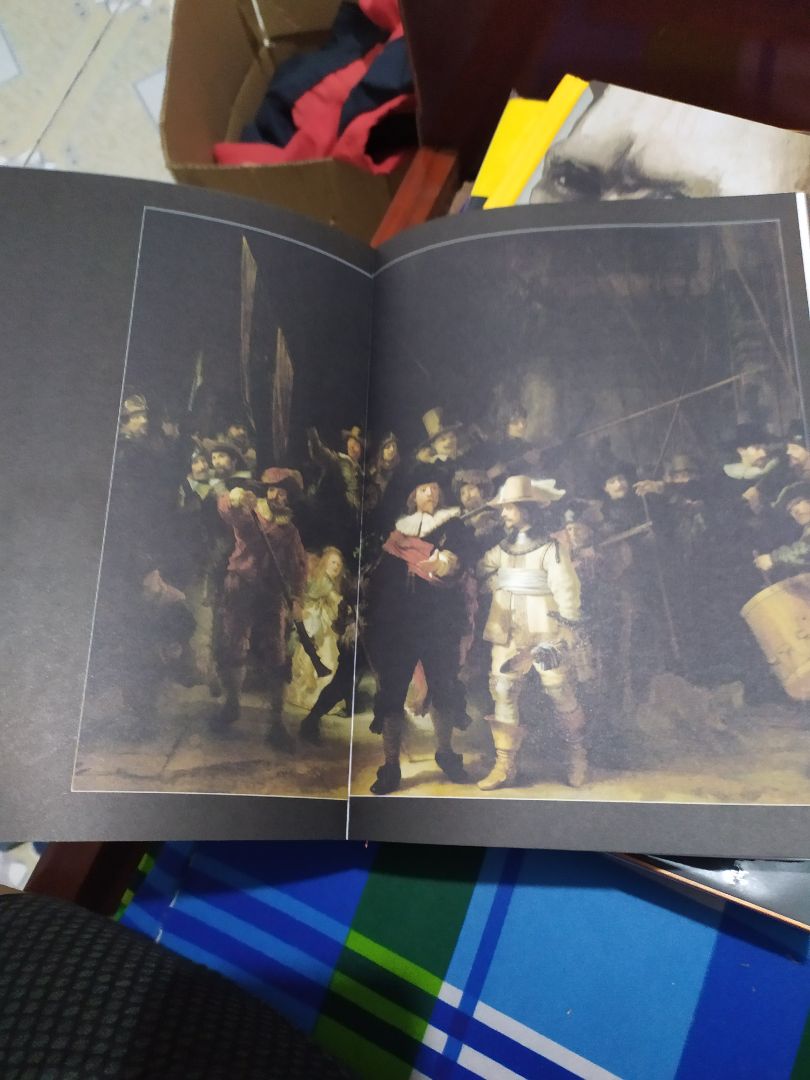 Sách in trên giấy mịn, nhiều tranh của tác giả rất đẹp. Mua về xem tranh không cũng thích nữa. Sách in chỉnh chu, bìa cứng nhưng cầm rất vừa tay.