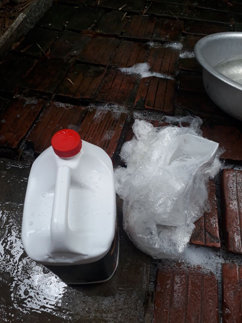 shop đóng gói nhìn là rất kỹ lưỡng  . những vẫn bị mốp và bị bở theo đường chỉ của canh nước rửa xe và chảy hết nửa canh nước rửa xe. vậy làm sao mà dùng nữa. .. tôi mong shop và tiki hợp tác với bên vận chuyển. ko nên vứt đồ khách hàng như vậy. vứt như vậy chỉ có mà bở hết của người ta. sao ng ta dùng nữa. vẫn chuyện vậy mà làm bên vận chuyển được à. phải cẩn thận chút chứ. làm ăn sống nhăn vậy sao được