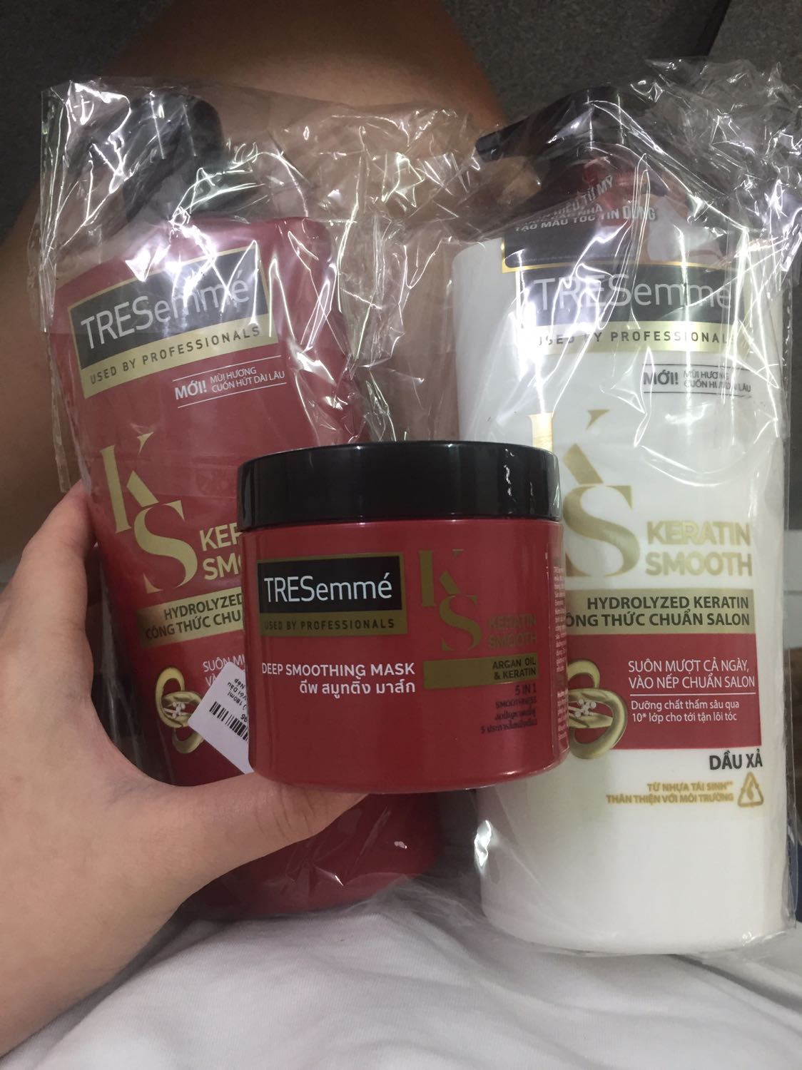 Mùi hương rất thơm, dưỡng ẩm và phục hồi tóc rất tốt. Đóng gói kĩ càng cẩn thận lắm. Sản phẩm nguyên bệnh.
