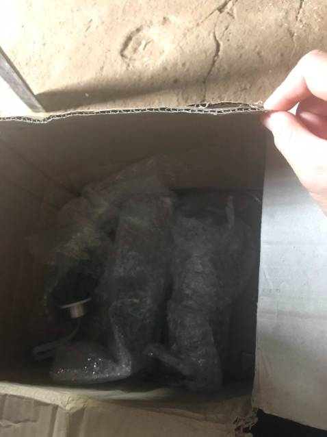 cái thùng giấy shop đóng gói hàng thuỷ tinh mà quá mỏng manh, cái này không thể trách bên vận chuyển được vì thùng quá mỏng. Bên ngoài cũng không đề hàng dễ vỡ, lần trước mình có mua 1 lần không biết của tiki hay shop nào nhưng họ dán bên ngoài có chữ hàng vễ vỡ và chèn thêm xốp nên về tới mình còn nguyên vẹn. đây 10 thi bể mất 3. Hơi thất vọng.