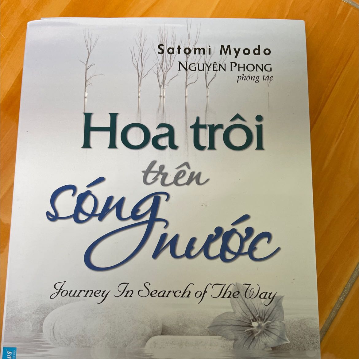 Đây là 1 cuốn sách nói về cuộc đời và con đường cầu đạo của ni sư Satomi. Là sự cố gắng ko ngừng nghĩ trong việc tìm đường giải thoát thông qua việc thực hành thiền định. 1 quyển sách rất hay, nhất là cho phái nữ. Sách dày 200tr nhưng khá nhẹ.