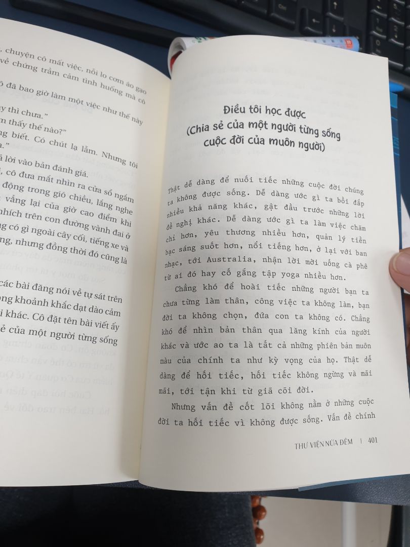 cái kết quá hay. giải tỏa tất cả cái sự tiêu cực và màu xám quanh nhân vật. cuộc sống hạnh phúc hay không là do cái nhìn của bản thân chứ không phải do xung quanh tác động. muốn rớt nước mắt khi nhân vật chính tìm ra cái mình cần. giờ thì tìm phim xem thôi. nên đọc lắm nè.