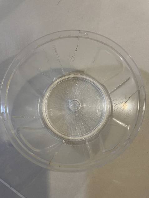 khi xay ko có nước thì bị dính, nếu có nước nó bay vào trong cực dơ mà khi tháo ra mới biết, vỏ mỏng, đổ nước sôi vào để vệ sinh bị nứt