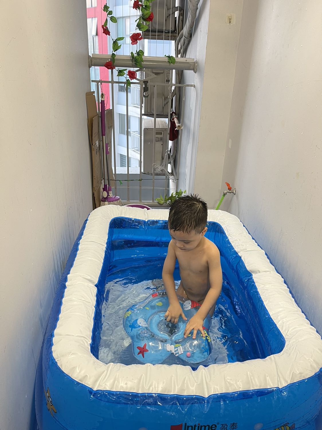 Kích thước nhỏ hơn quảng cáo mỗi chiều 5-10cm mỗi chiều nhưng rất vừa chỗ nhà mình (like)
Điểm trừ là dưới đáy bơm mãi k đc căng cho lắm
Tuy nhiên vẫn hài lòng vì bể bơi đẹp, giao hàng nhanh!!!