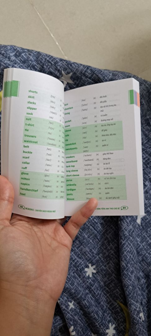 Giao hàng nhanh, sách đẹp, dễ thương, nhỏ gọn. Từ vựng rất thông dụng mình đọc xong thấy biết bà nó hết rồi nên thấy hơi uổng một tẹo :))), cơ mà mình mua kèm chung vs 2 cuốn khác được giá hời nên ko sao :))). Mình thấy cuốn này phù hợp vs mấy bạn bắt đầu học AV, hoặc cỡ tuổi học cấp 2 thì khá bổi ít, nhỏ gọn dễ thương đi đâu học cũng đc. Có thể xem xét tham khảo.