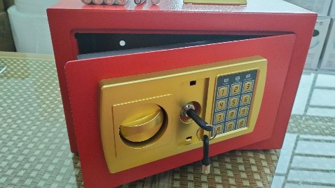 Két đẹp lắm nha mn, ở ngoài nhìn sang xịn lắm luôn!!! két to đựng giấy tờ, sổ đỏ thoải mái, mình mua về mẹ mình thích quá lại mua thêm 1c nữa tặng cho mẹ. cảm ơn shop đã tư vấn nhiệt tình nhé!