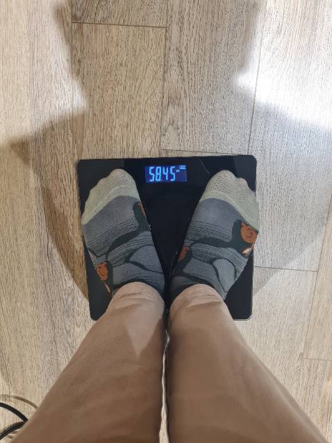 Đóng gói cẩn thận, giao hàng nhanh. Cân kiểu dáng đẹp, hoàn thiện tốt, hơi nhỏ so với tưởng tượng. Số hiển thị dễ nhìn, cân 1 lần là ra số ổn định luôn (có nhiều cân điện tử phải đứng lên 2,3 lần mới ra số chính xác)