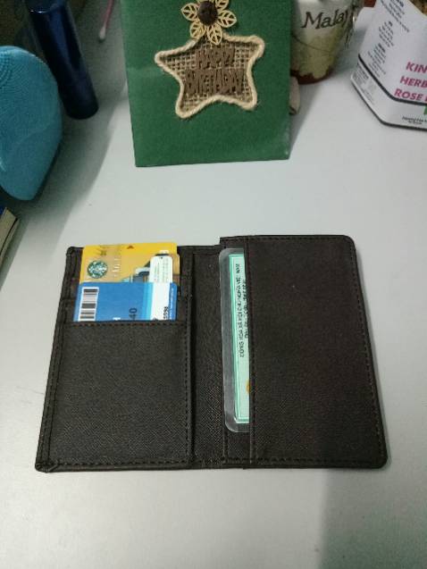 Ví rất đẹp, vừa vặn. Để được thẻ, CMND, tiền. Ví bỏ túi cũng không bị cộm, chất liệu chắc chắn. 5 sao