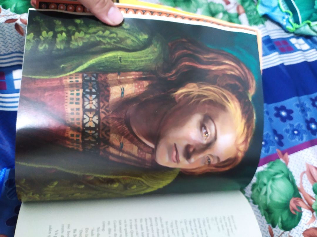 Hình thức sách được in màu toàn bộ trên giấy bóng, có nhiều tranh minh hoạ màu rất đẹp. Mua trong hội sách nên được giảm giá sâu, rất tiết kiệm.
_ Harry Potter - một món quà vô giá của thơ:
+ Chắc hẳn trên thế giới này không một cậu bé hay cô bé nào chưa từng ước mong mình sống trong một thế giới thần tiên, thế giới đầy phép thuật- nơi mà chỉ cần vun đũa phép là có thể biến ra đủ món đồ chơi hay những món ăn mình yêu thích, tự do bay lượn trên bầu trời bằng cây chổi phép. Và Harry Potter đã ra đời - kết tinh từ những giấc mơ con trẻ của hàng tỷ người trên thế giới. Tình bạn gắn kết của các nhân vật giúp họ có thể vượt qua những chông gai, cái ác để hướng đến một bình minh ngời sáng của cuộc đời.
+ Bộ sách này gắn liền với tuổi thơ của tôi cho đến hiện tại và có lẽ đến đời con cháu tôi vẫn sẽ tiếp tục si mê, trở thành tượng đài bất tử trong kho báu văn học của thế giới.