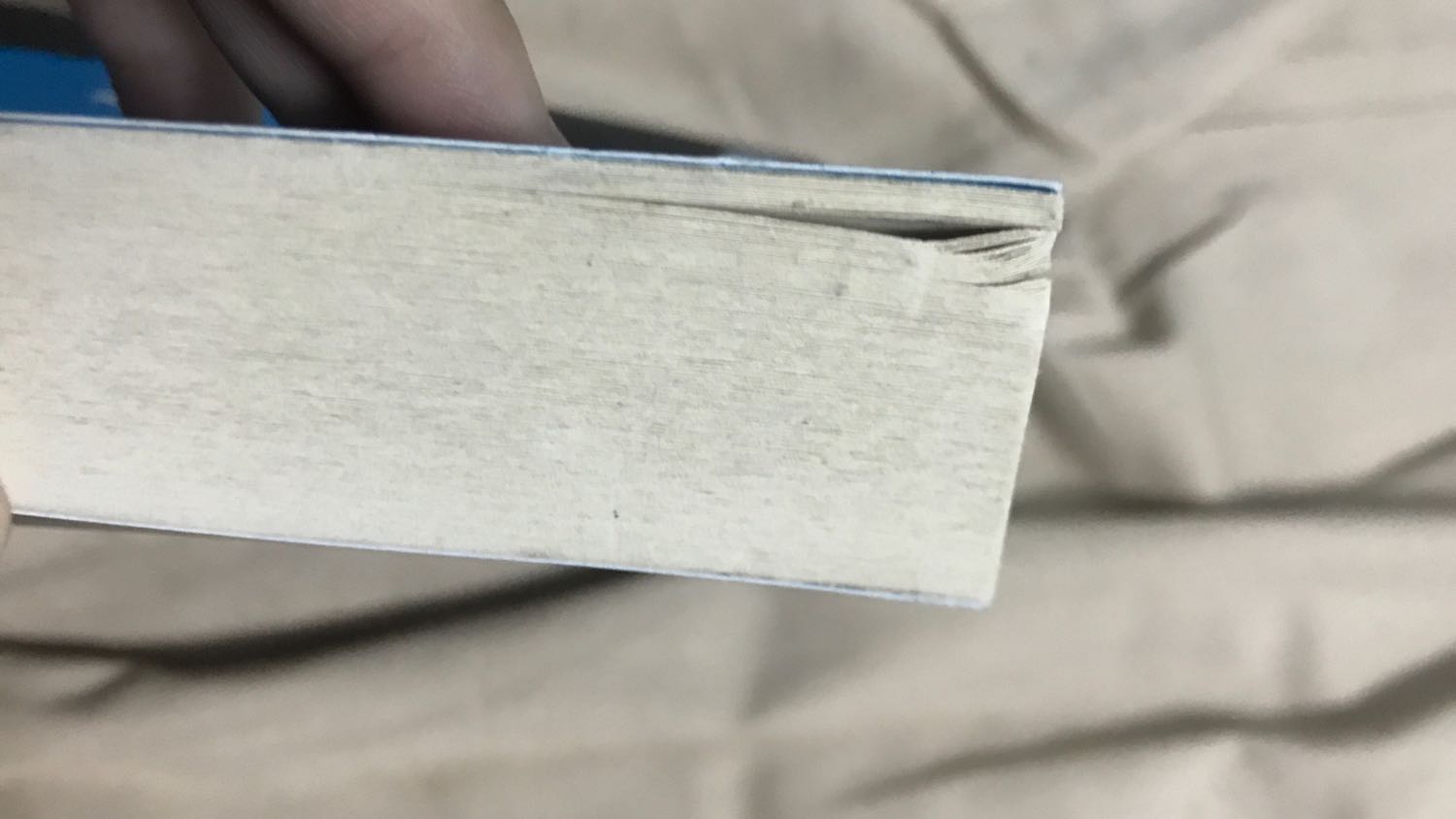 Sách cũ, bụi, đóng gói kĩ nhưng với giá này thì thôi chịu, hơi buồn chút, mng cân nhắc khi mua nha vì nó gần như là sách cũ rồi, tin vào tiki lắm mới đặt mua á, mà mng lúc mua nhớ cẩn thận ghi kĩ địa chỉ đề ko bị giao lộn như mình nha, shipper giao lộn hàng cho người khác may mà bạn ấy không mở ra chứ ko là đi toi 2 quyển sách của mình rùi, anh shipper có xin lỗi và mang trả cho mình, nhưng kĩ vẫn hơn nha mng