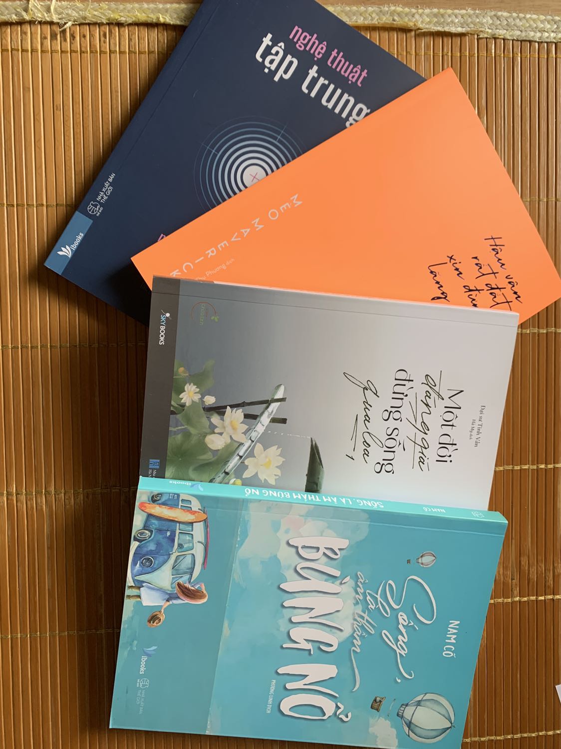 Thực sự buồn vì mình mua sách tiki lâu rồi nhưng mà lần này nhận được quyển này rất buồn, đặt mua mới nhưng lại là sách cũ, bìa bên ngoài bị bẩn như dính nước trà, có vệt vàng ố, nhìn sách cũ lắm. Còn các quyển khác thì oke, sách đẹp nội dung hay, đóng gói kĩ càng, mua sale nên sách cũng ko được bọc như mua chuẩn. Mong Tiki kiểm tra và khắc phục để mn ko phải nhận sách như mình. Vẫn đánh giá 5 sao ủng hộ. Mong các bạn khắc phục và trả lời mình sớm. Thanks Thực sự buồn vì mình mua sách tiki lâu rồi nhưng mà lần này nhận được quyển này rất buồn, đặt mua mới nhưng lại là sách cũ, bìa bên ngoài bị bẩn như dính nước trà, có vệt vàng ố, nhìn sách cũ lắm. Còn các quyển khác thì oke, sách đẹp nội dung hay, đóng gói kĩ càng, mua sale nên sách cũng ko được bọc như mua chuẩn. Mong Tiki kiểm tra và khắc phục để mn ko phải nhận sách như mình. Vẫn đánh giá 5 sao ủng hộ. Mong các bạn khắc phục và trả lời mình sớm. Thanks