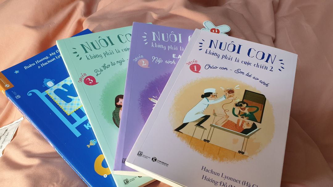 Sách đẹp mới tinh. Tiki giao hàng rất nhanh. Ko dc bọc bằng bookcare nên hơi buồn xíu.
Về nội dung: mình đọc ms đc 1 nửa tập 1 và cảm nhận đây là 1 cuốn sách khá hay, cung cấp kiến thức khá chi tiết cho các bạn làm cha mẹ lần đầu. Cũng hữu ích đối vs cặp đôi nào dự tính có bầu. Tuy nhiên mình cảm thấy sách vẫn mang hơi hướng kinh nghiệm cá nhân, khi đọc cần tìm hiểu thêm nguồn khác để xác thực lại thông tin.