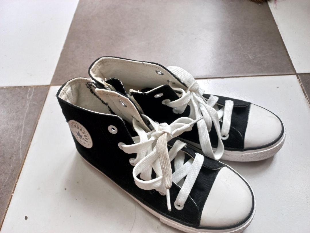 Mua 1 thời gian dài, đi rất em chân. Mãu mã rất đẹp và bển.Dhop giao hàng siêu nhanh⭐️⭐️⭐️⭐️⭐️⭐️⭐️⭐️⭐️⭐️