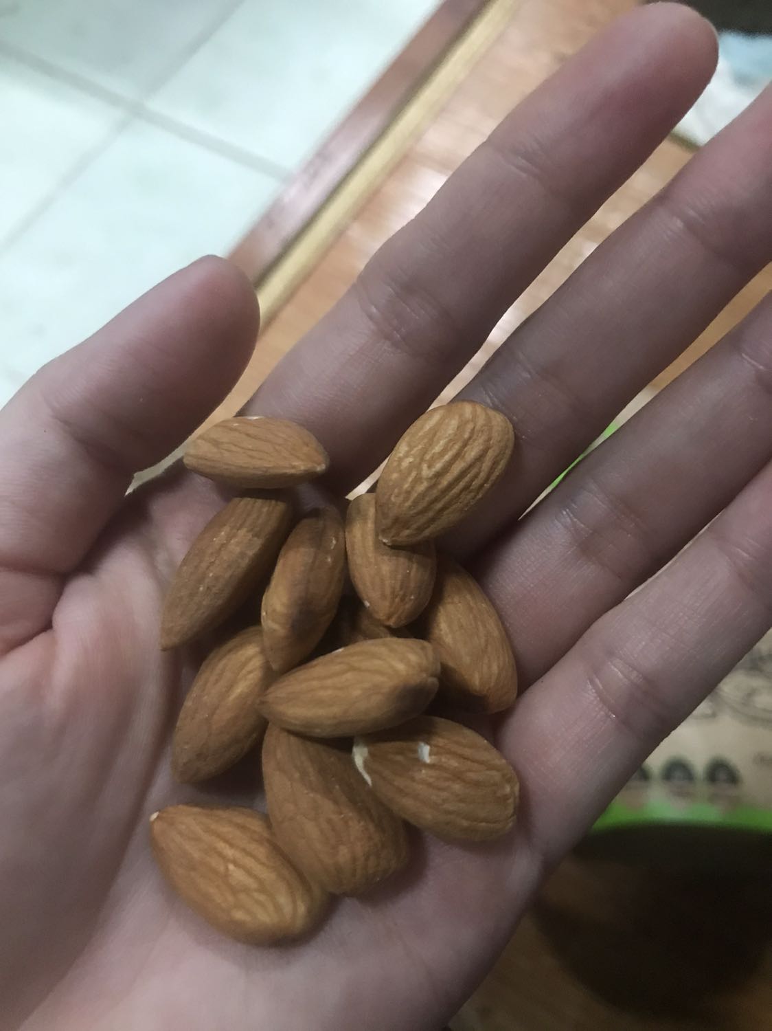 Mình mua combo lớn hạnh nhân mộc + Hạt dẻ + Óc ***, giá ở tiki rất tốt, thanh toán qua zalopay còn được giảm thêm 27k, quá là hời
Shop gửi hàng mới (nsx 12/4/2022), hỗ trợ mình nhiệt tình mỗi tội trả lời tin nhắn hơi lâu xíu.
Chất lượng hạt mình thấy khá ổn, hạt giòn, khá thơm, bình thường mình hay ăn macca còn các loại hạt này lần đầu thử nên chưa dám so sánh chi tiết