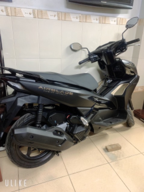 Riêng mình thì rất thích hãng xe Honda. Xe chạy động cơ êm, màu sắc hài hòa nhưng có một điểm chưa ưng vì nhấn nút mở bình xăng rồi khó đóng lại. Còn độ bền để thời gian sử dụng xem sao.