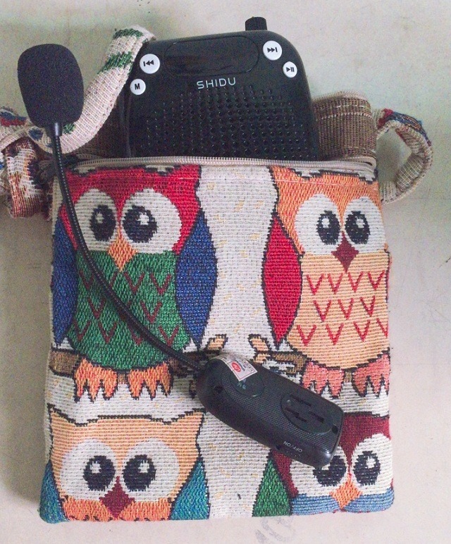 Sản phẩm dùng tốt. Mình dùng để dạy mầm non hay phổ thông lớp 40 học sinh đều ổn.
Chỉ có điều là đeo trên tai khoảng 2h là thấy đau.
Lâu lâu cũng bị rè nhưng để xa miệng là ok.
Âm thanh ko quá trong nhưng với giá tiền và nhỏ gọn như vậy thì cũng ko đòi hỏi thêm nữa.
Mình chỉ sạc pin cho mic là nhiều (dùng dc khoảng 5h) còn loa phát thì tầm 1 tháng 3 lần.