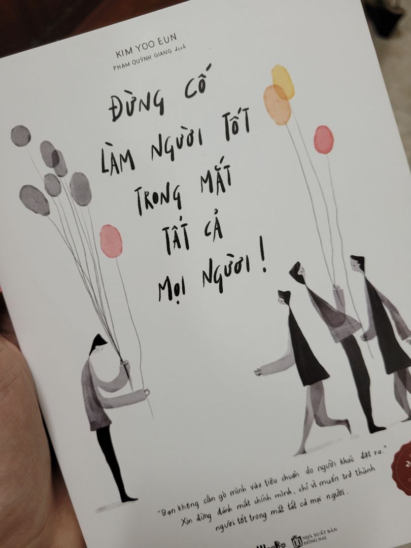 Giao hàng: Đúng hẹn, nhanh. Bìa bên ngoài bọc cẩn thận nhưng bên trong nhăn nhúm.

Nội dung: Thật sự khó chịu, không thể cảm nổi. Tác giả là một người khá tự kỷ, khó chịu với mọi thứ xung quanh, thu hẹp quá đáng không cần thiết. Dù là lời quan tâm từ người bạn thân lâu năm, tác giả cũng dè chừng. Mặc dù tôi là người hướng nội nhưng tôi thấy hơi quá. 

Tôi tìm một cuốn sách buông bỏ bớt mqh ở ngoài xh để hạnh phúc bên trong mà vẫn yên bình, chứ k phải một cuốn sách đọc để trở thành người khó chịu âm thầm, tự kỷ. Không recommend. Phí tiền.