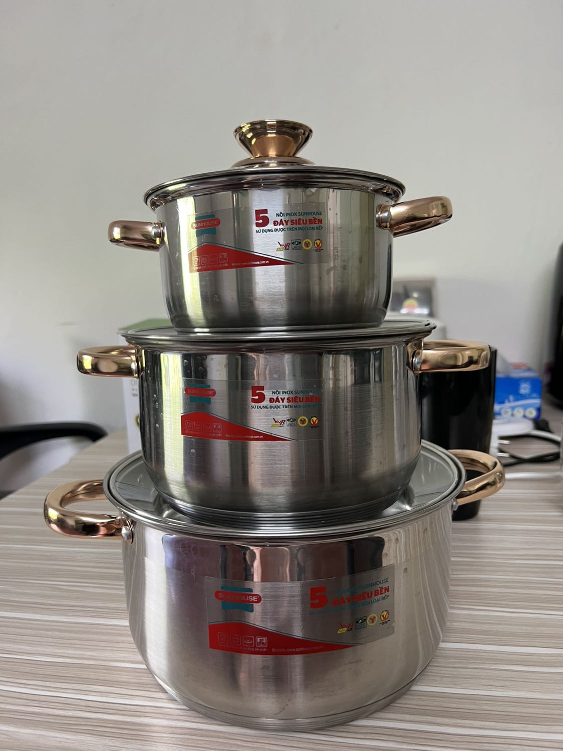 Nồi bé nhất mình dùng mấy hôm là bị như hình. Tuy nhiên mình thấy không ảnh hưởng đến quá trình nấu ăn và mùi vị món ăn, không biết tương lai thì có ảnh hưởng gì không.
Trừ vấn đề trên thì mình đánh giá là mua hộ nồi này xứng đáng, nấu ăn rất tiện lợi. Có 3 kích cỡ nên rất tiện trong quá trình nấu. Nắp kính thuỷ tinh trong suốt, núm vàng nhìn rất đẹp và sang.