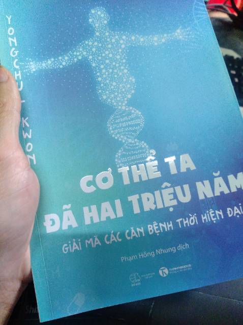 Một cuốn sách khá thú vị, đọc nhẹ nhàng dễ hiểu về nguyên nhân một số căn bệnh. Ban đầu mình có lo là sẽ nhiều từ chuyên ngành khó hiểu, nhưng thực tế sách chỉ có vài từ, còn lại toàn các từ thông dụng. Một số gợi ý khá hay về việc dùng nước ấm để uống hoặc xử lý khi bị sốt. Mọi người đọc và tham khảo thêm nhé.