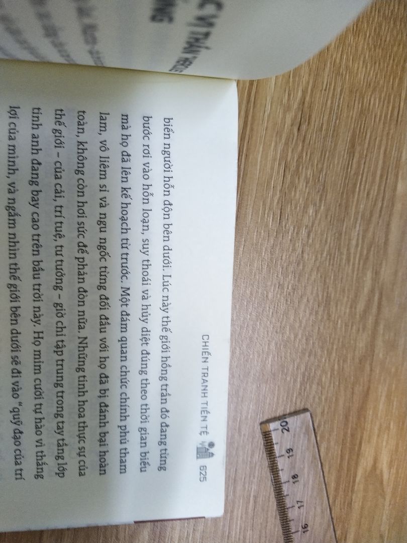 Sách in xiên xẹo ko thẳng hàng. Tôi mua 3 cuốn Chiến Tranh Tiền Tệ. Phần 1 in lệch rất nhiều, hầu như trang nào cũng lệch, đọc rất tức mắt. Phần 2 tuy có đỡ hơn nhưng vẫn lệch. Tôi ko dám khẳng định đây là sách lậu hay ko nhưng về chất lượng tôi thấy nó ko hơn gì nhưng sách lậu mua ở chợ sách. Khuyên các bạn có ý định mua từ tháng 8/2021 ko nên mua nữa.