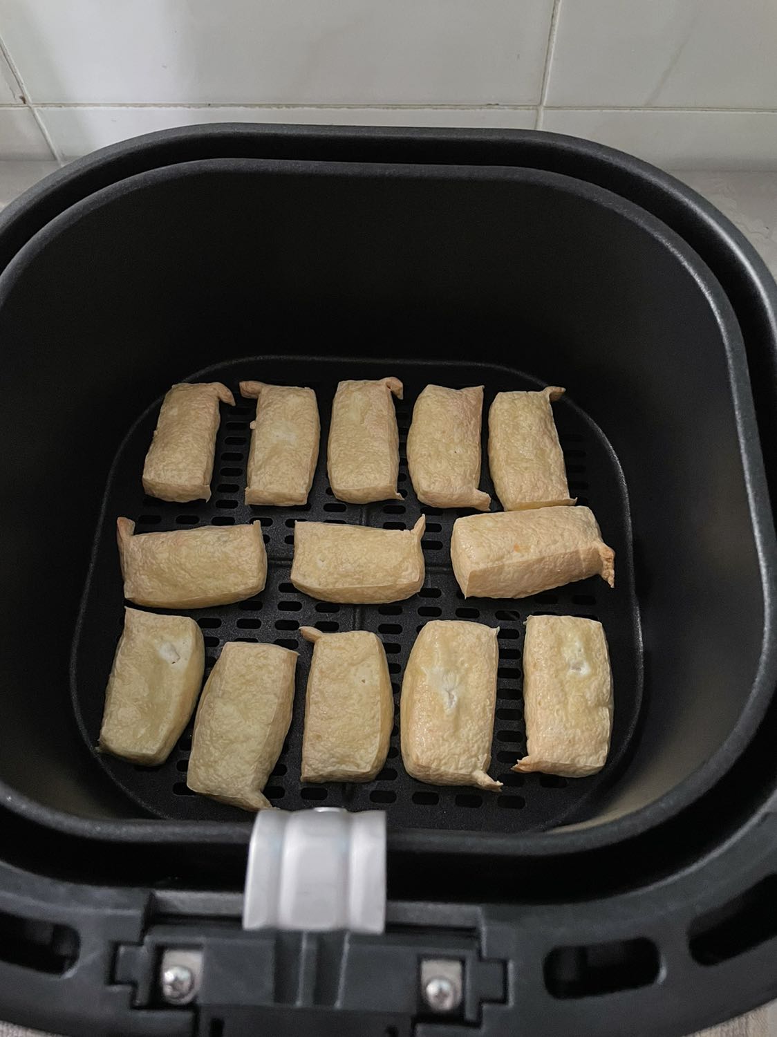 Thời gian giao hàng nhanh chóng chưa đầy 24h sau đặt hàng thành công. Sau trải nghiệm với món đậu hủ chiên với khuyến cáo 180 độ lửa, 11 phút, tôi chọn chia 2 lượt thời gian: 5 và 6 ph, không lật/trở đậu. Kết quả nhận được là da đậu giòn vừa, vàng, phồng ở tất cả các mặt đậu, thịt đậu mềm, mọng. Vì thích giòn hơn nên thêm 1 lượt lửa 180 độ trong 4 phút. Thành quả rất thích ý.