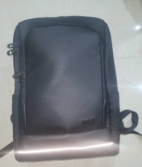 Đeo khá êm, hoàn toàn chống nước, và khá nhiều ngăn để chứa đồ.