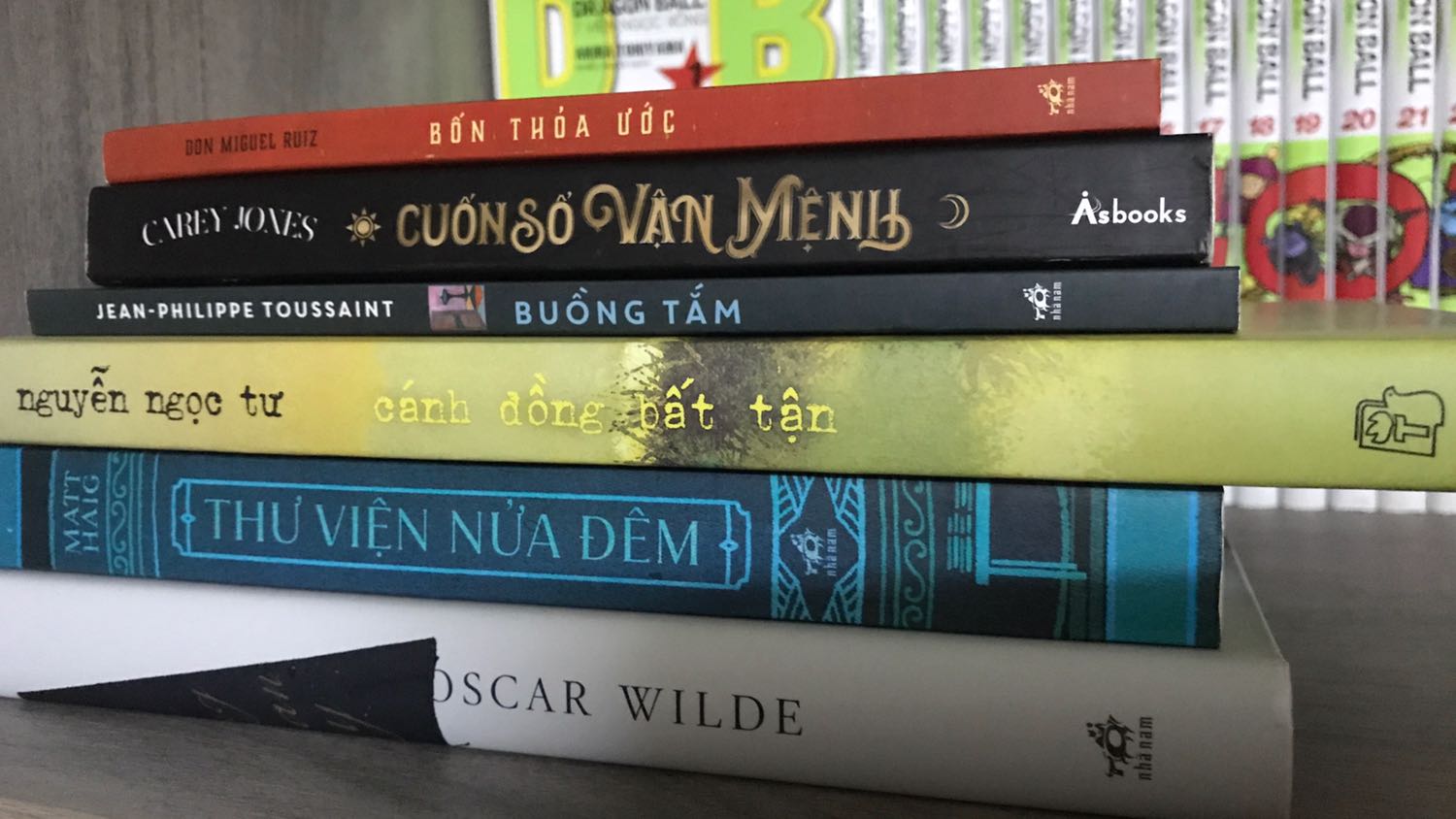 Sách to bìa cứng cầm đã tắt. Bookmark đi kèm cũng to và dày dặn. Tông màu bìa được sử dụng xuyên suốt các tranh minh họa khác. Mình không chắc do giấy, mưc in hay do file mà đôi chỗ tranh có phần bị nhoè, dù sao tổng thể ấn phẩm vô cùng ổn. Do sách khổ to nên chữ bên trong cũng to theo, rất rõ ràng. Đọc lâu không gây mỏi mắt!