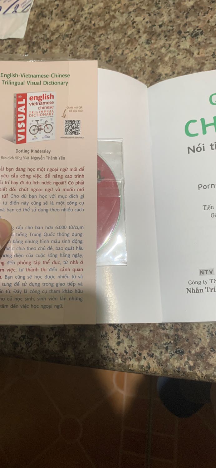 Đĩa CD bị nứt, vỡ, mình chưa thử xem còn nghe được không? Lúc mình nhận được sách thì cái đĩa đã bị bóc ra rồi, để ở trang đâu.