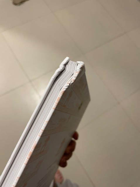 Sách nội dung ok nhưng bìa bị cong và rách. Không phải do đóng gói hay vận chuyển mà sách đã bị như vậy trước khi bỏ vào túi bóng kính và hộp giấy.