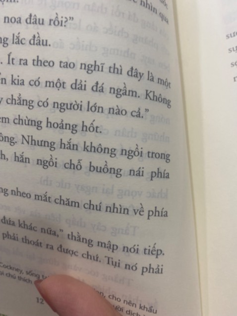 Sách lậu hay sao mà đọc toàn thấy ngọng l vs n:(( ko lẽ dịch giả bị ngọng. Nhìn package đẹp mà hơi thất vọng