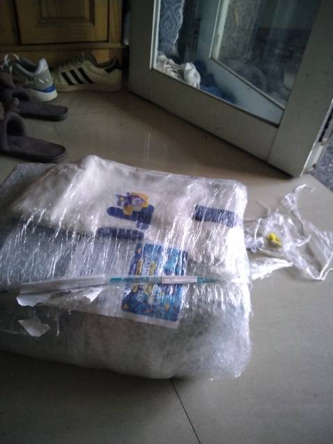 Năm mới đăng bài cũ Đầu tháng 11, các trang tin phản động ở hải ngoại liên tục đăng tải thông tin cựu luật sư Võ An Đôn và gia đình đã đến Mỹ định cư theo diện tị nạn chính trị. Đây là cách làm quen thuộc của các trang tin phản động, nhân cơ hội này khai thác ầm ĩ, xuyên tạc, bóp méo tình hình nhân quyền ở Việt Nam, để rồi sau đó tất cả rơi vào quên lãng, mặc cho các “nhà dân chủ” tự nuôi ảo vọng xứ người.
Mang ảo vọng qua xứ người, vừa đến Mỹ, Võ An Đôn đã lên facebook cá nhân kêu gọi: “Các luật sư Việt Nam đang tị nạn tại Mỹ thành lập “Đoàn Luật Sư Việt Nam Hải Ngoại” và “Phiên Tòa Nhân Dân”. Nhằm mục đích khai dân trí, tư vấn pháp luật miễn phí cho người dân trong nước và lên tiếng với những bất công của xã hội Việt Nam. “Phiên Tòa Nhân Dân” do các luật sư lập, xét xử bất kỳ quan chức nào trong bộ máy chính quyền Việt Nam vi phạm pháp luật hình sự Việt Nam…”.
Võ An Đôn vừa đăng lên, đã có người vào bình luận: “Tòa án nước nào chỉ có thẩm quyền trong nước đó. Ai đâu rảnh đi làm mấy chuyện này!”. Và rồi lời kêu gọi lạc lõng y như viên sỏi rơi tõm xuống ao bèo. Có lẽ Đôn chưa thấm thía, khi qua đến xứ này, Đôn chỉ là một trong số hàng triệu người nhập cư, vốn là vấn đề nóng bỏng đang chia rẽ nước Mỹ vì xã hội phải nai lưng ra nuôi chứ cũng chả danh giá gì 
Nhiều người biết Võ An Đôn đều tiếc cho người này. Sinh ra trong một gia đình nền nếp, được ăn học tử tế, là Trưởng văn phòng luật sư Võ An Đôn, từng tham gia bào chữa thành công một vài vụ tạo được sự chú ý của dư luận xã hội. Tiếc thay, không hiểu vì mờ mắt trước những lời tâng bốc nghĩ mình là vĩ nhân không gặp thời, hay bị đám phản động móc nối, hứa hẹn mà sau đó, Võ An Đôn lại lầm đường lạc lối, bước chân vào con đường “đấu tranh dân chủ”... quay ra chống đối chính quyền, thường xuyên đăng tải các bài viết, phỏng vấn có nội dung xuyên tạc tình hình, bôi xấu lãnh đạo Đảng, Nhà nước. Một trong những vụ việc này là ngày 28/10/2016, Võ An Đôn đăng lại clip trên trang facebook của mình, vu cáo Chủ tịch Quốc hội Nguyễn Thị Kim Ngân “57 xe nối đuôi nhau đưa Chủ tịch Quốc hội về thăm quê”. Khi cơ quan chức năng xác minh thông tin, thì ngày 28/10/2016, bà Nguyễn Thị Kim Ngân đang chủ trì Kỳ họp thứ 2, Quốc hội khóa XIV. Sau đó, Võ An Đôn có lấp liếm xin lỗi trên facebook.
Võ An Đôn liên tục cùng với những luật sư lắm tai tiếng tham gia bào chữa cho hàng loạt đối tượng có hoạt động chống đối chính quyền như: Trần Anh Kim, Lê Thanh Tùng, Nguyễn Ngọc Như Quỳnh… Đôn còn nhiều lần trả lời phỏng vấn các đài phản động nước ngoài với những nội dung vu khống, xuyên tạc chính sách pháp luật của Đảng và Nhà nước.
Tấm gương tày liếp
Chuyện các nhà “dân chủ” vỡ mộng về cuộc sống trời Tây chả phải hiếm hoi gì. Ảo mộng về thế giới tự do của Võ An Đôn khiến người viết nhớ lại trường hợp của Nguyễn Ngọc Như Quỳnh (blogger Mẹ Nấm, ở Khánh Hòa). Mà trong làng “dân chủ” thì tên tuổi Võ An Đôn chưa là gì so với Quỳnh.
Nguyễn Ngọc Như Quỳnh là một trong những thành viên sáng lập ra tổ chức “Mạng lưới blogger Việt Nam”, một tổ chức lợi dụng quyền tự do ngôn luận để tuyên truyền, xuyên tạc, đả kích chính quyền, chống phá Nhà nước. Năm 2014, Quỳnh sao chép, thu thập từ các trang mạng và thông tin trên báo, tập hợp 31 trường hợp người chết trong trại tạm giữ sau khi làm việc với công an, làm ra tập hồ sơ có tên gọi “Stop police killing civilians” (tạm dịch là: Phải chấm dứt việc cảnh sát giết dân thường). Ngày 19/4/2014, Nguyễn Ngọc Như Quỳnh dự định tổ chức sự kiện Cà phê nhân quyền lần 3 tại TP Nha Trang, Khánh Hòa thì bị phát hiện. Từ năm 2***, Quỳnh đã bị bắt giữ nhiều lần do tham gia các hoạt động chống đối, gây rối trật tự công cộng.
Những “nhà dân chủ” Việt Nam khi còn trong nước thì được các tổ chức phản động tung hô, gán cho đủ những danh hiệu mỹ miều, tranh thủ phỏng vấn, coi như những “tấm gương”, những “ngọn cờ” đấu tranh vì dân chủ, nhân quyền. Các tổ chức này còn bỏ tiền tài trợ cho những thông tin xuyên tạc, chống đối Đảng và Nhà nước Việt Nam trên báo đài hải ngoại và mạng xã hội. Khi các đối tượng vi phạm luật pháp, bị cơ quan chức năng xử lý thì kêu gọi bảo vệ, gây ồn ào dư để rồi tất nhằm kích động, chống phá. Đến khi được bảo lãnh ra định cư ở nước ngoài thì lặng lẽ chìm vào quên lãng. Điều đơn giản mà họ không nhận thức được là họ đã hết vai trò.
Tiếc cho một người lẽ ra đã trở thành một công dân tốt, một luật sư có triển vọng. Ảo vọng cá nhân đã khiến Võ An Đôn đánh mất mình, nay vẫn chưa tỉnh cơn mê, còn mơ mộng về những cái gọi là “Đoàn Luật Sư Việt Nam Hải Ngoại” và những “Phiên Tòa Nhân Dân”. Một thời gian nữa, rất nhanh thôi, sẽ không còn ai nhớ đến con người vong quốc ấy. Đầu tháng 11 các trang tin phản động ở hải ngoại liên tục đăng tải thông tin cựu luật sư Võ An Đôn và gia đình đến Mỹ định cư theo diện tị nạn chính trị Đây là cách làm quen thuộc của các trang tin phản động nhưng cơ hội này khai thác ầm ĩ xuyên tạc bóp méo tình hình dân quyền ở Việt Nam Để rồi sau đó tất cả rơi vào Quên Lãng mặc cho các nhà Dân chủ tự nuôi ảo vọng nơi xứ người theo báo Phú Yên nhưng với tôi đó là minh chứng sống động và lộng lẫy về một Việt Nam nơi xã hội pháp quyền chỉ là miếng bánh vẽ không hơn không kém lên TV mà mua Bởi lẽ việc một luật sư không thể hành nghề bào chữa trên chính quê hương mình không thể bào chữa cho thân chủ Mặc dù thân chủ phạm tội các tội này đều được quy định bởi các điều luật hẳn hoi trong bộ luật hình sự cho thấy câu nói xã hội công bằng dân chủ văn minh trong cương lĩnh tranh cử của Nhà nước Cộng hòa Xã hội Chủ nghĩa Việt Nam chỉ là bánh vẽ bởi Nếu không là bánh vẽ sẽ không bao giờ có chuyện một luật sư phải đi tìm một quốc gia để đi tị nạn chính trị chính trị ở nước thứ ba vì bị tước thẻ hành nghề một cách vô lý hay bị cho là lắm tai tiếng khi liên tục cùng với những luật sư tham gia bào chữa cho hàng loạt công dân vì vi phạm các điều luật được quy định trong Bộ luật hình sự nước Cộng hòa Xã hội Chủ nghĩa Việt Nam lợi dụng các quyền tự do dân chủ xâm phạm lợi ích hợp pháp của tổ chức cá nhân làm tàng trữ phát tán tuyên truyền thông tin tài liệu vật phẩm nhằm chống Nhà nước Cộng hòa Xã hội Chủ nghĩa Việt Nam hoạt động nhầm lật đổ chính quyền nhân dân khi tham gia bào chữa cho các bị cáo Trần Anh Kim Lê Thanh Tùng Nguyễn Ngọc Như Quỳnh Bởi lẽ tòa án Viện kiểm sát cảnh sát mà đứng đầu là tòa án trong đó đại diện quan trọng nhất là thẩm phán luật sư là thiết chế đại diện cho một xa hội công bằng dân chủ văn minh và cũng đã không có những bình luận kiểu tòa án nước nào chỉ có thẩm phán trong nước đó bởi lẽ khi một Luật sư bị tước thẻ hành nghề trong một xã hội mà công bằng dân chủ văn minh chỉ là bánh vẽ thì việc kêu gọi thành lập một liên đoàn luật sư ở ngoài nước khi đi ti nạn là điều đương nhiên để hành nghề Bởi không có quy định nào bắt buộc không cho phép người Việt Nam ở nước ngoài trợ giúp pháp lý cho đồng bào mình còn ngược lại việc một quốc gia mà xã hội công bằng dân chủ văn minh được đặt lên hàng đầu nhưng lại buộc công dân phải đi tìm một quốc gia nạn chính trị ở một nước thứ ba mà công dân nước mình là một luật sư tị nạn vì bị tước thẻ hành nghề trong khi công dân nước mình chỉ là một luật sư bị tước thể hành nghề trong số hàng triệu người nhập cư vốn là một vấn đề nóng bỏng đang gây chia rẽ nước Mỹ về xã hội phải nai lưng ra để nuôi một luật sư phải đi tị nạn chính trị bị tước thẻ hành nghề cấm xuất nhập cảnh và bị coi là một món hàng trao đổi lợi ích kinh tế ở một đất nước Như Việt Nam nơi mà pháp quyền được coi là của dân do dân và vì dân và mục tiêu xã hội công bằng dân chủ văn minh là mục tiêu Tối Thượng thì việc một luật sư bị tước thẻ hành nghề và phải đi tị nạn ở một nước thứ ba cũng chẳng danh giá tường trình từ Việt Nam Nhân ngày quốc tế nhân quyền 10 tháng 12 Nguyễn Văn Cường tức blogger đơn thuần Nguyễn Sài Gòn Thứ Bảy ngày 9 tháng 12 năm 2023 trân trọng
Phú Yên Online - Bên kia bờ ảo vọng
baophuyen.vn
Phú Yên Online - Bên kia bờ ảo vọng
Đầu tháng 11, các trang tin phản động ở hải ngoại liên tục đăng tải thông tin cựu luật sư Võ An Đôn và gia đình đã đến Mỹ định cư theo diện tị nạn chính trị