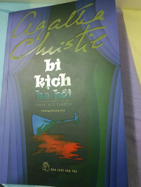 Một vở kịch hấp dẫn khi hung thủ cũng chính là người soạn ra kịch bản. Dẫn dắt Poirot lọt vào bẫy của chính mình. Chỉ vì một câu nói từ Egg đã khiến Poirot thức tỉnh với sự sắp xếp lại dữ kiện trong đầu mình để hung thủ xuất hiện lúc hạ màn