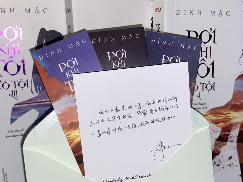 Lúc ra nhận hàng thấy chú shipper cầm cái thùng là em thấy không ổn rùi?!! Carton nó vừa khít với boxset bên trong, thấy carton bị móp góc em sầu ngang luôn, mở ra thì không miếng chống sốc nào hết, bìa áo ngoài với 3 tập đều bị móp góc trên và góc dưới hiccc, nhưng màaa do bìa quá xinh nên khôngg đáng kể là bao đâu ạ, hơi xót xíu thuii