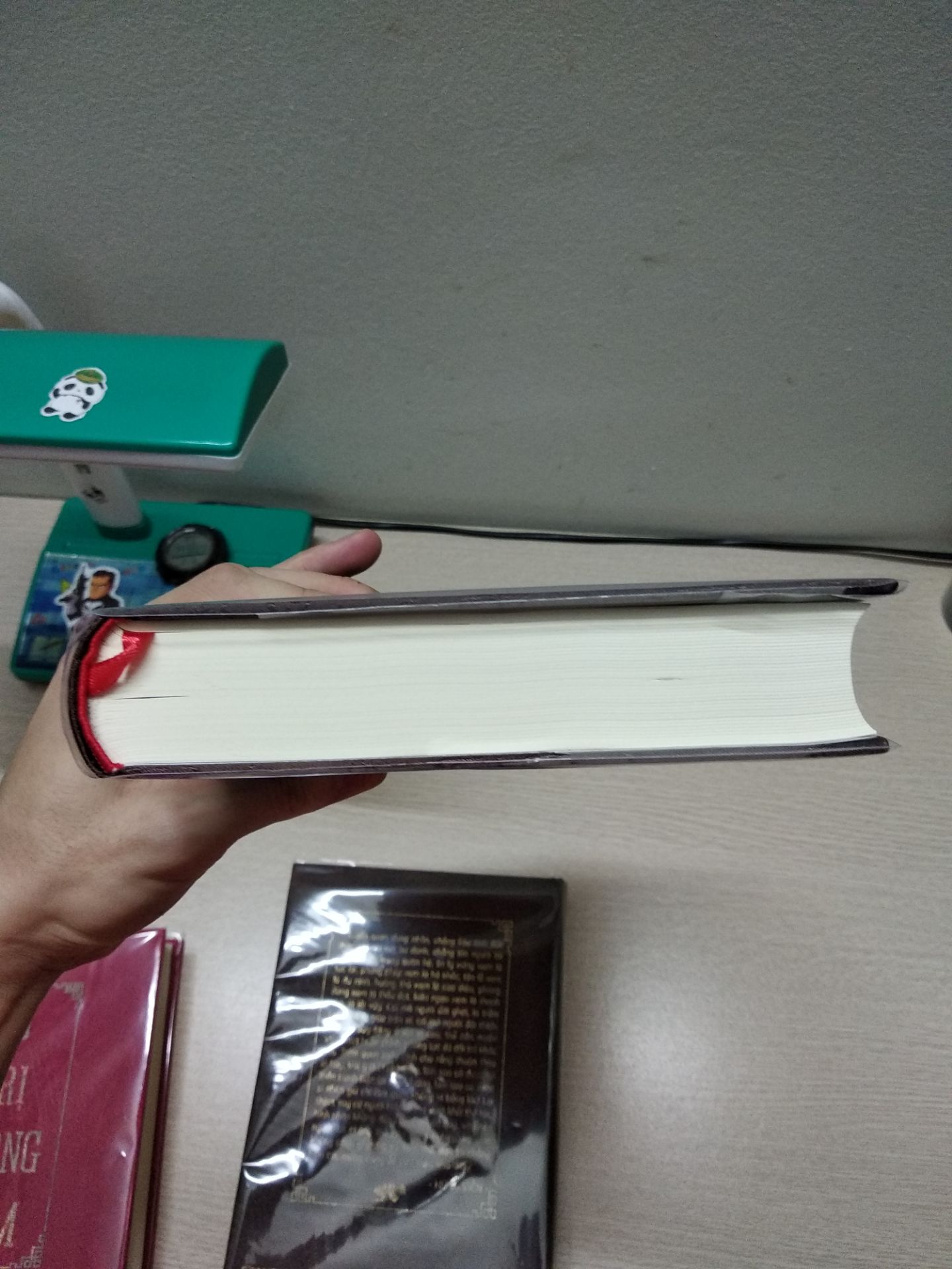 mình sẽ không bàn về nd vì nó quá nổi tiếng r, 1 bộ sử sách đem lại lượng thông tin rất lớn, đầy đủ về lịch sử trung quốc. Mình muốn nói ở đây là về chất giấy- tg đối tốt, bìa cứng bọc vải- đẹp, tuy nhiên mực in bìa rất dễ phai, mờ, dễ mất chữ, và hình như bên nhà sx ko khắc phục được. Mình bọc lại mong là giữ được lâu. Duy có một điểm không hài lòng là gáy sách, tệ vô cùng, lỏng lẻo, chán, nhà sách nên chọn nhà sản xuất sách khác đi