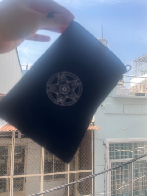 TIKI giao hàng nhanh, đúng thời hạn, shipper thân thiện. 
Bài đẹp, sắc nét, lá bài đủ dày cứng cáp, sạch sẽ, mướt tay, cầm rất thích. Túi vải đựng bài hơi nhỏ, dính bụi, làm mất điểm. Nhìn tổng quan OK, hợp giá tiền, nên mua.
=> 4 sao ⭐️⭐️⭐️⭐️